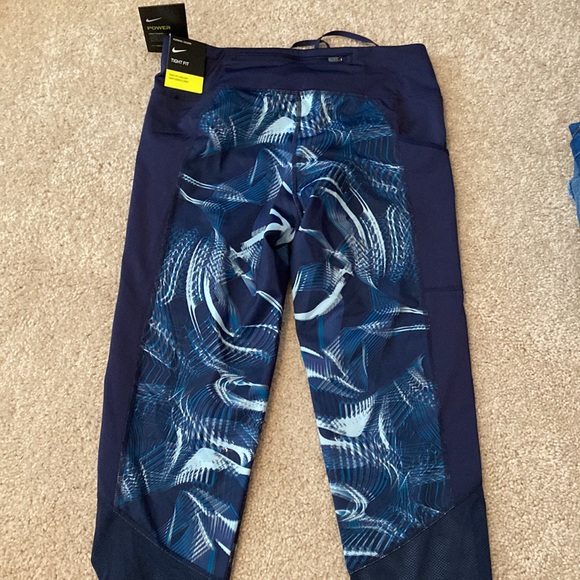 Nike Cropped Leggings - Picture 6 of 6
